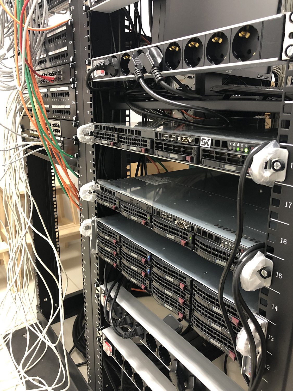 Сборка серверов для бизнеса: профессиональный подбор компонентов и настройка